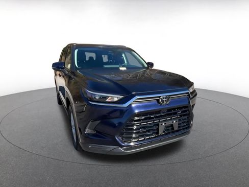 Used 2025 Toyota Grand Highlander XLE image 3