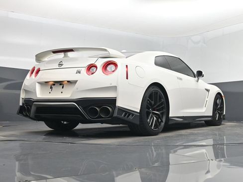 Used 2018 Nissan GT-R Premium w/ Premium Interior Package image 43
