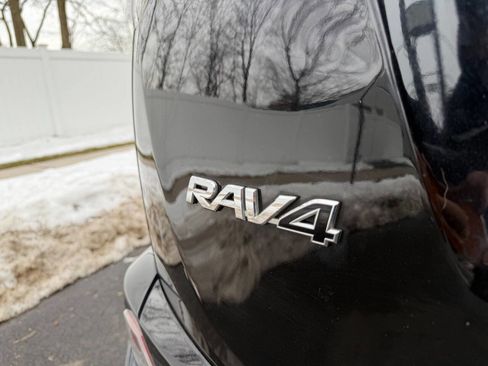 Used 2017 Toyota RAV4 LE w/ Carpet Mat Package image 9