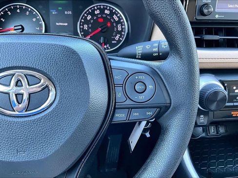 Used 2021 Toyota RAV4 LE AWD/4WD image 25