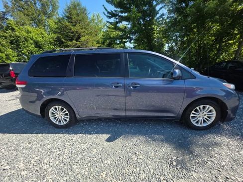 Used 2013 Toyota Sienna XLE FWD image 4