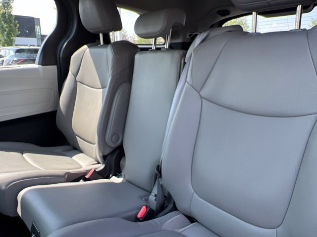 Used 2025 Toyota Sienna XLE w/ XLE Plus Package FWD image 29