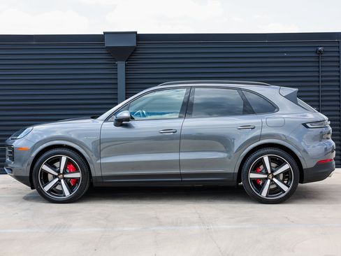 New 2026 Porsche Cayenne S image 2