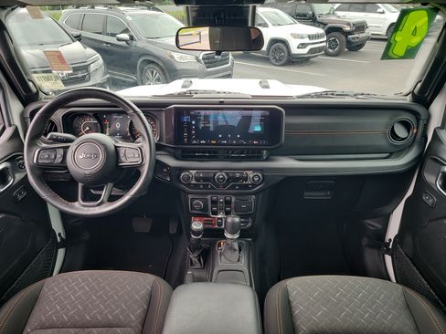 Used 2024 Jeep Gladiator Mojave AWD/4WD image 15