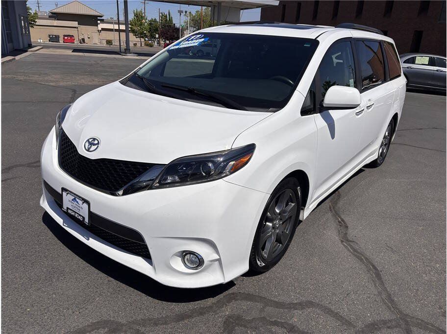 Used 2017 Toyota Sienna SE w/ SE Preferred Package FWD image 1