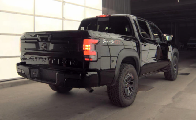 Used 2026 Nissan Frontier PRO-4X AWD/4WD image 2