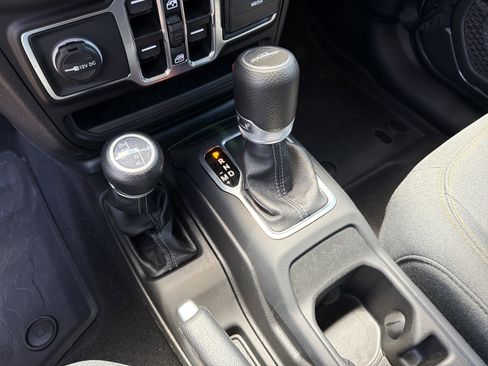 Used 2025 Jeep Gladiator Sport AWD/4WD image 27