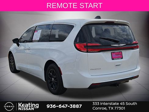 Used 2024 Chrysler Pacifica Touring image 5