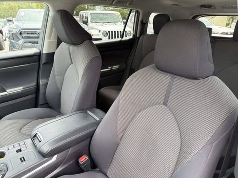 Used 2025 Toyota Highlander LE FWD image 11