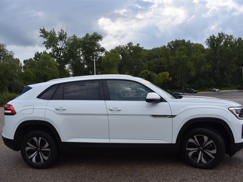 Used 2024 Volkswagen Atlas Cross Sport SE image 9