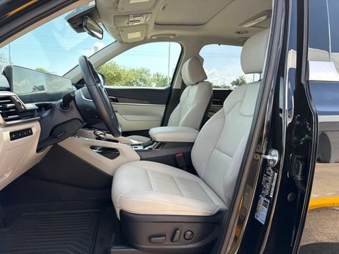 Used 2025 Kia Telluride EX w/ EX Captain's Chair Package FWD image 12