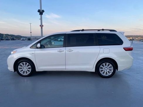 Used 2017 Toyota Sienna XLE w/ XLE Navigation Package AWD/4WD image 5