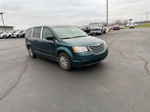 Used 2009 Chrysler Town & Country LX image 5