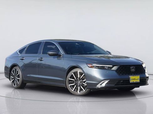 Used 2023 Honda Accord Touring image 2