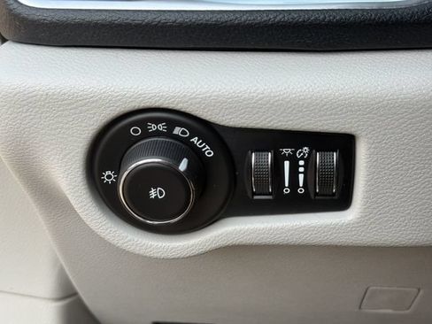 Used 2019 Chrysler Pacifica Limited FWD image 31