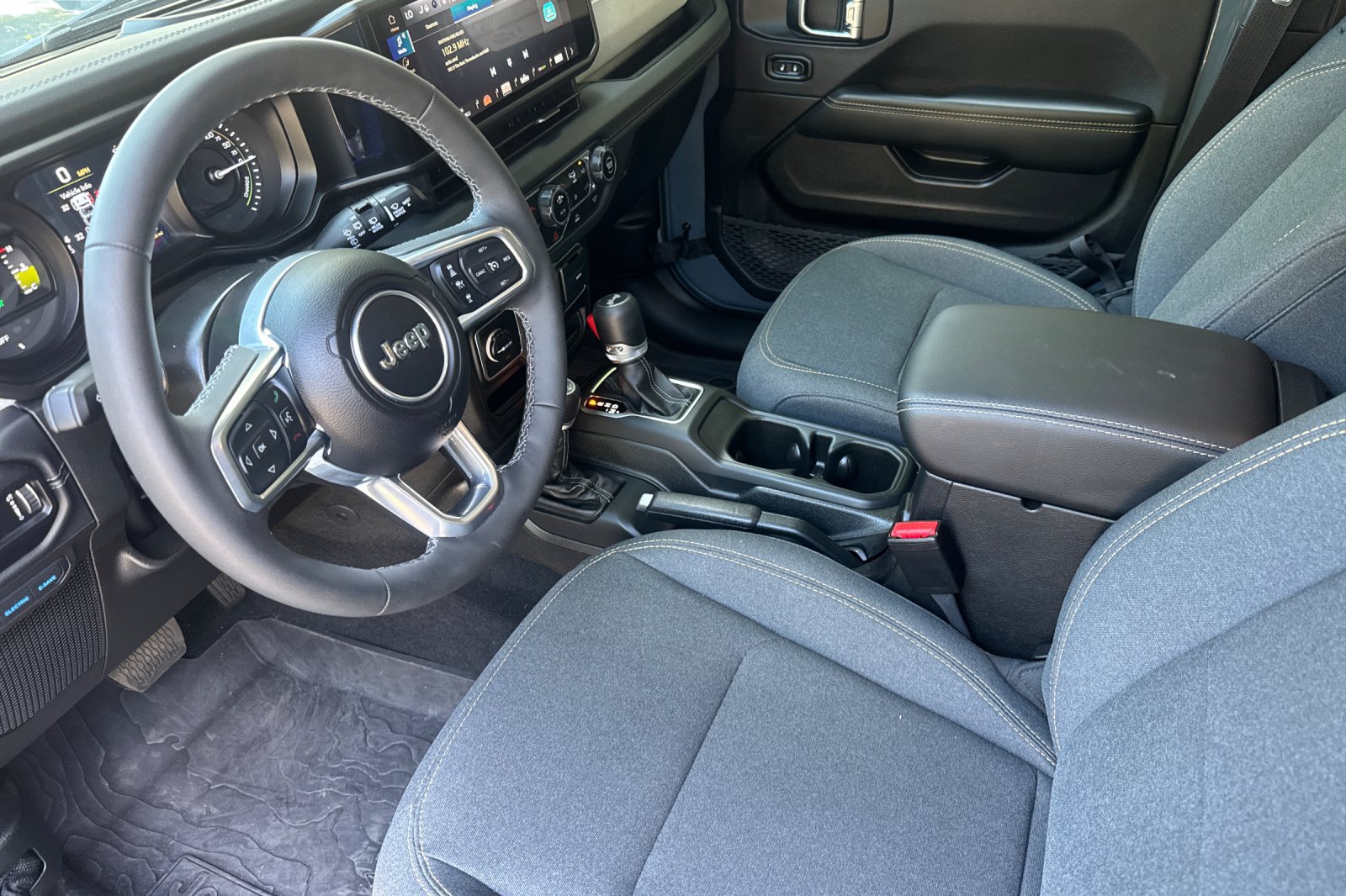 Used 2025 Jeep Wrangler Unlimited Sahara AWD/4WD image 10