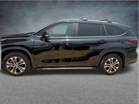 Used 2023 Toyota Highlander XLE FWD image 2