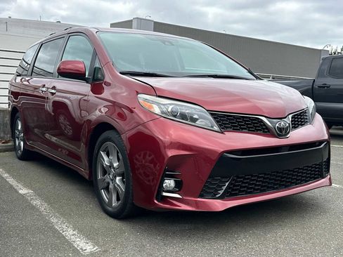 Used 2018 Toyota Sienna SE image 3