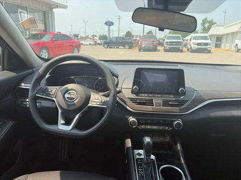 Used 2024 Nissan Altima 2.5 SV FWD image 14