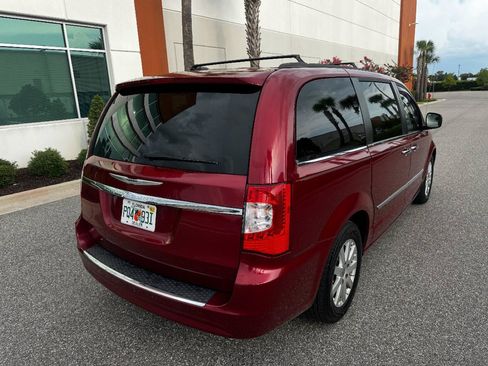 Used 2016 Chrysler Town & Country Touring w/ Driver Convenience Group FWD image 5
