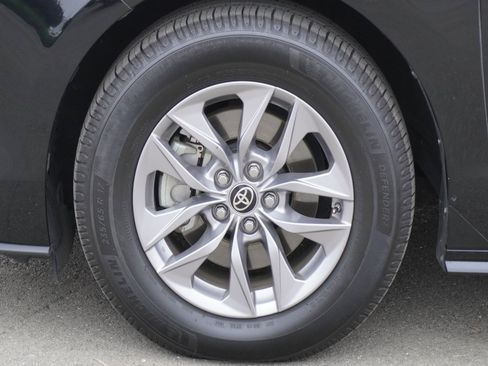 Used 2022 Toyota Sienna XLE image 7