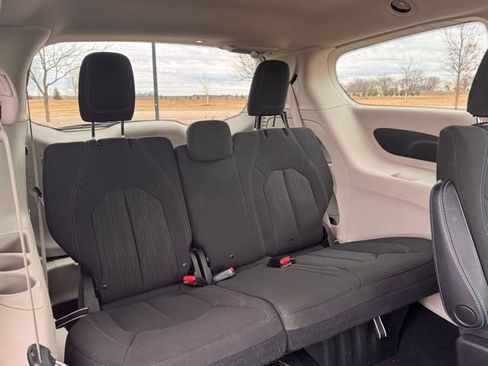 Used 2021 Chrysler Pacifica Touring w/ Uconnect Theater Family Group image 26