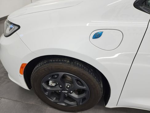 Used 2024 Chrysler Pacifica Limited image 37