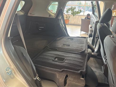 Used 2024 Nissan Rogue SV image 31