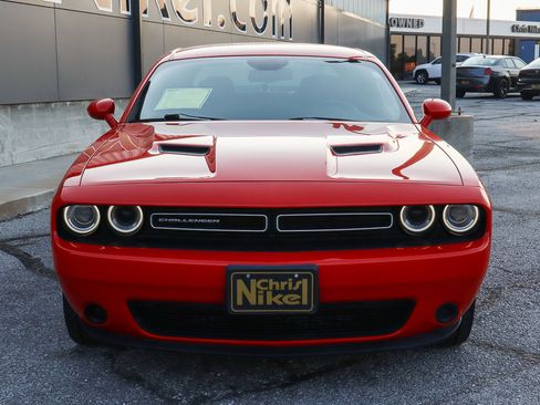 Used 2019 Dodge Challenger SXT image 2