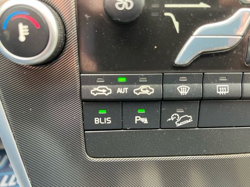 Used 2010 Volvo XC60 T6 R-Design image 12