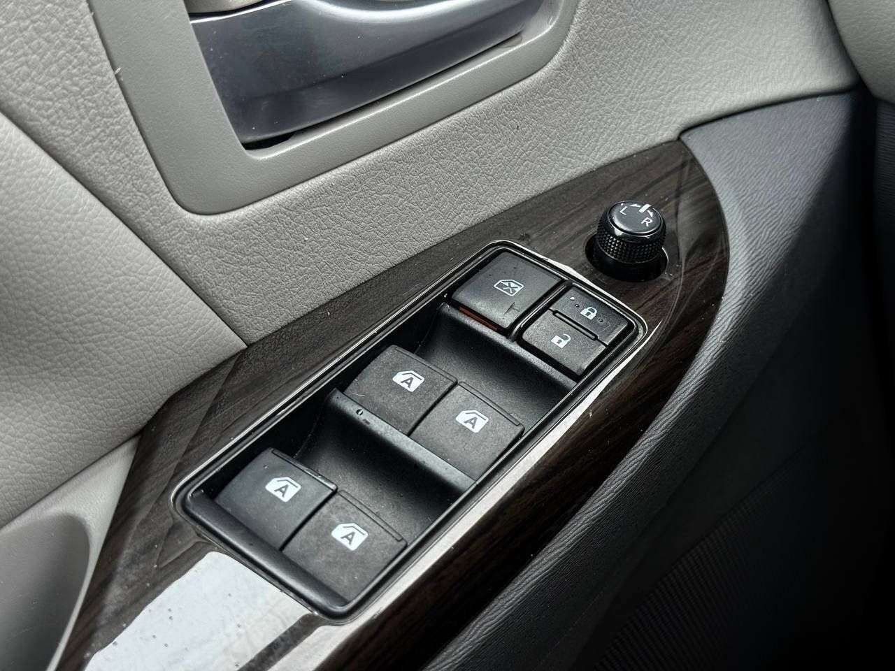 Used 2015 Toyota Sienna XLE w/ XLE Navigation Package FWD image 25