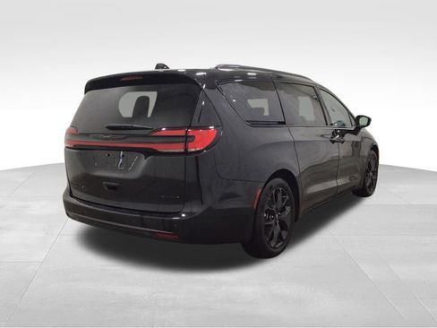 Used 2025 Chrysler Pacifica Limited FWD image 4