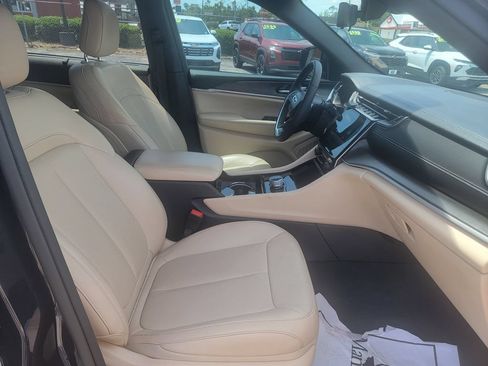 Used 2023 Jeep Grand Cherokee L Limited w/ Luxury Tech Group II RWD image 6