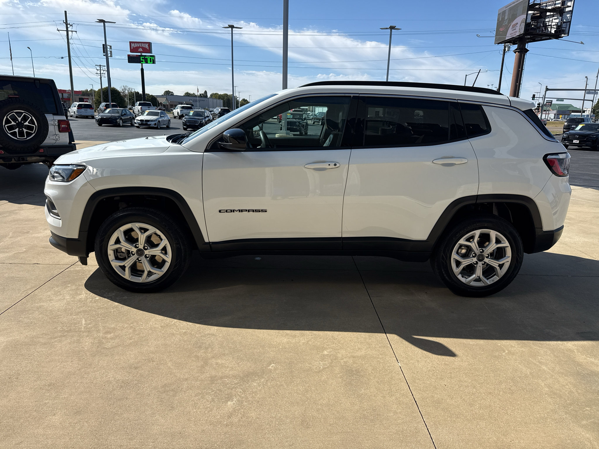 Used 2025 Jeep Compass Latitude w/ Sun & Sound Group AWD/4WD image 4