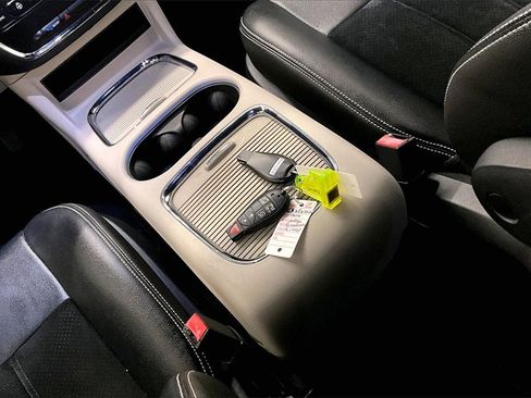 Used 2016 Dodge Grand Caravan SXT image 34