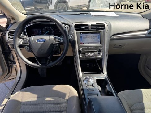 Used 2019 Ford Fusion SE FWD image 14