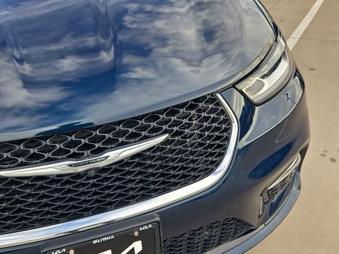 Used 2022 Chrysler Pacifica Limited image 11