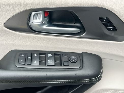 Used 2024 Chrysler Pacifica Touring-L FWD image 13