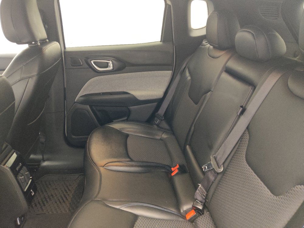 Used 2025 Jeep Compass Latitude w/ Sun & Sound Group AWD/4WD image 19