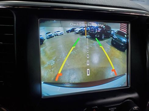 Used 2018 Jeep Grand Cherokee Laredo image 28