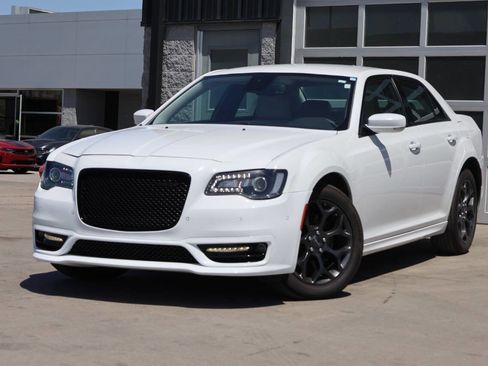Used 2022 Chrysler 300 Touring L AWD/4WD image 3