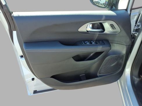 New 2026 Chrysler Pacifica Select image 12