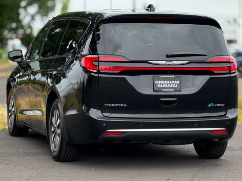 Used 2023 Chrysler Pacifica Touring-L FWD image 5