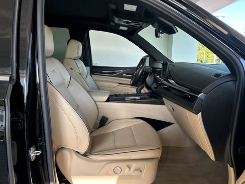 Used 2024 Cadillac Escalade Premium Luxury image 35