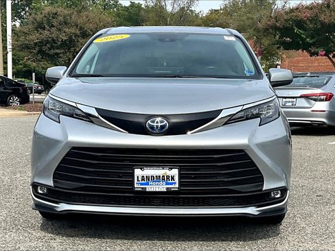 Used 2025 Toyota Sienna XLE FWD image 3