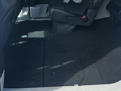 Used 2023 Chrysler Pacifica Touring-L image 15