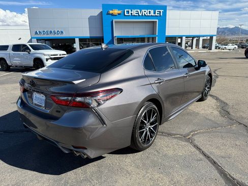 Used 2022 Toyota Camry SE w/ Carpet Mat Package (TMS) image 5