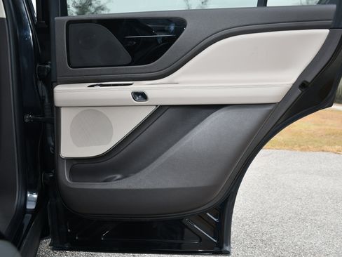 Used 2021 Lincoln Aviator Standard image 21