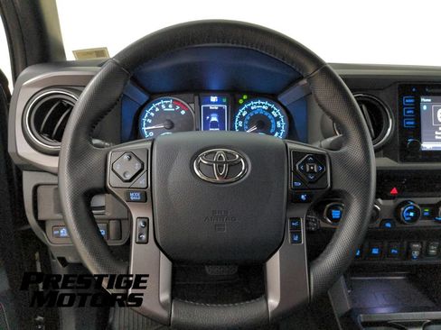 Used 2018 Toyota Tacoma TRD Off-Road w/ Technology Package AWD/4WD image 16