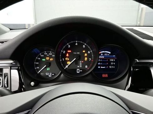 Certified 2025 Porsche Macan AWD/4WD image 9